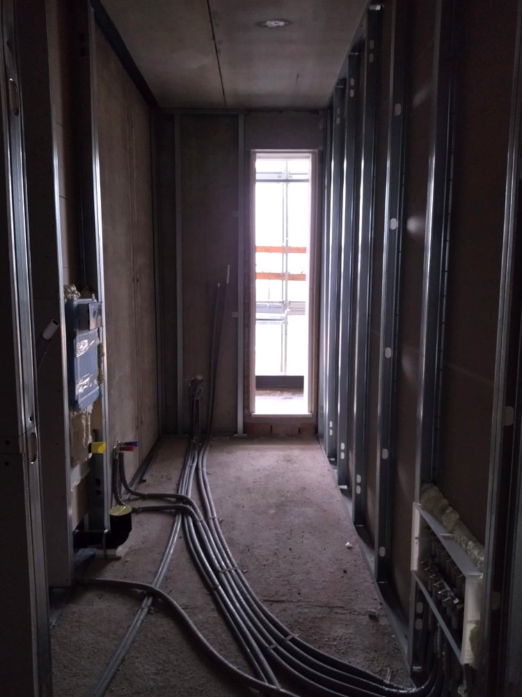 Bagno in fase di cantiere a Vicenza: impianti idraulici ed elettrici a vista prima della posa di pavimenti e rivestimenti