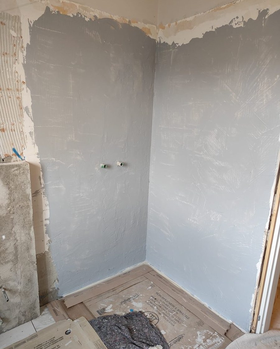 Dettaglio di impermeabilizzazione e rasatura delle pareti prima della posa dei rivestimenti in un cantiere bagno Le Nuvole