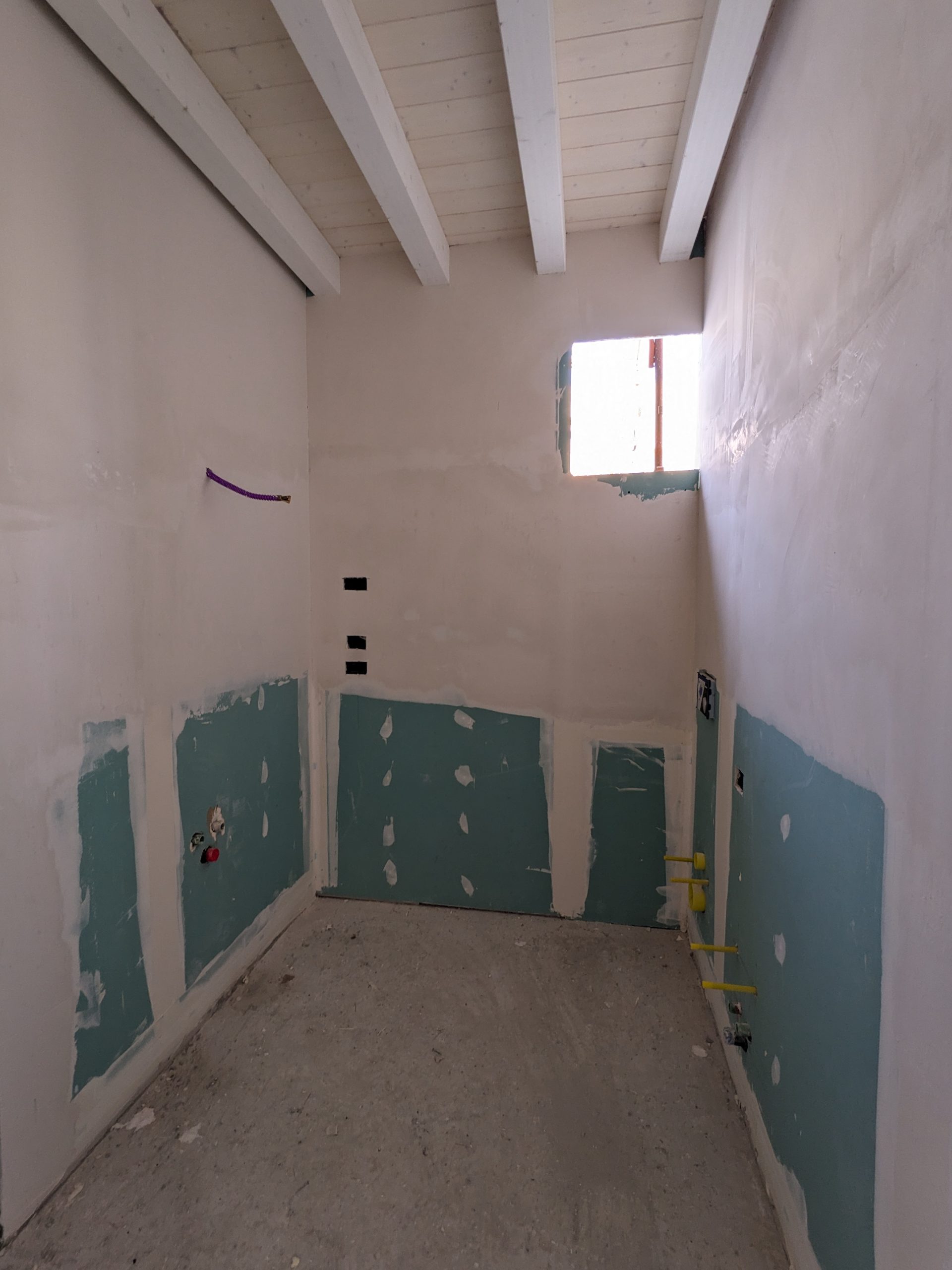 Parete di cantiere con predisposizioni idrauliche ed elettriche prima della chiusura delle tracce