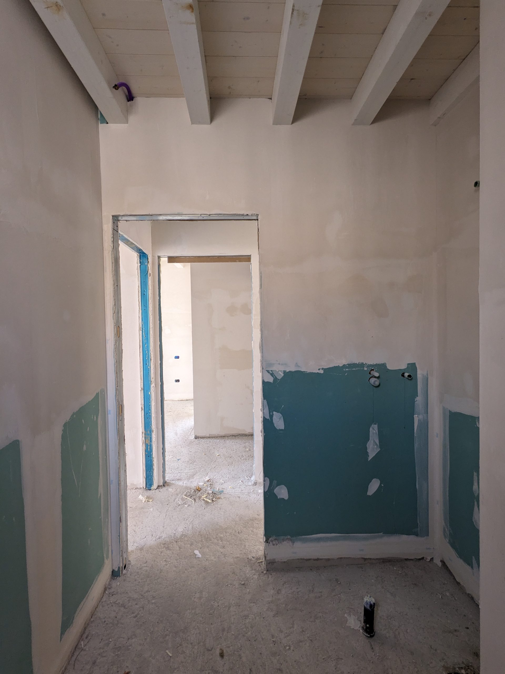 Vano bagno in cantiere con lastre idrorepellenti e vano porta, prima delle finiture